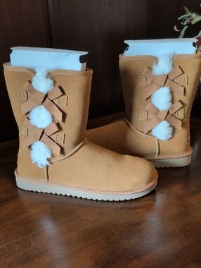 Koolaburra uGG Chestnut Suede-Style Ankle Boots with Light Gray Sole